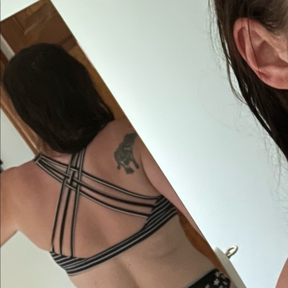 Victoria Sport Strappy Back Stripe Bra - Picture 10 of 10